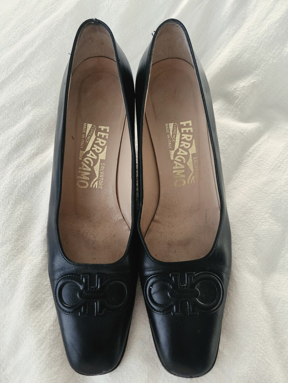 Salvatore Ferragamo Black Leather Logo-Accent Block Heel / Pumps Sz 8 Narrow